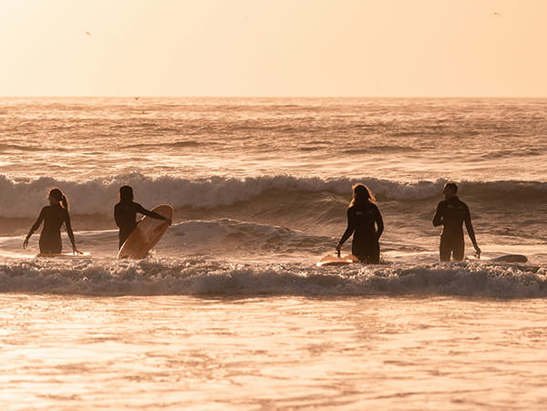 best-group-surf-lessons-Surfskate-Noosa-group-surf-coaching-in-Noosa